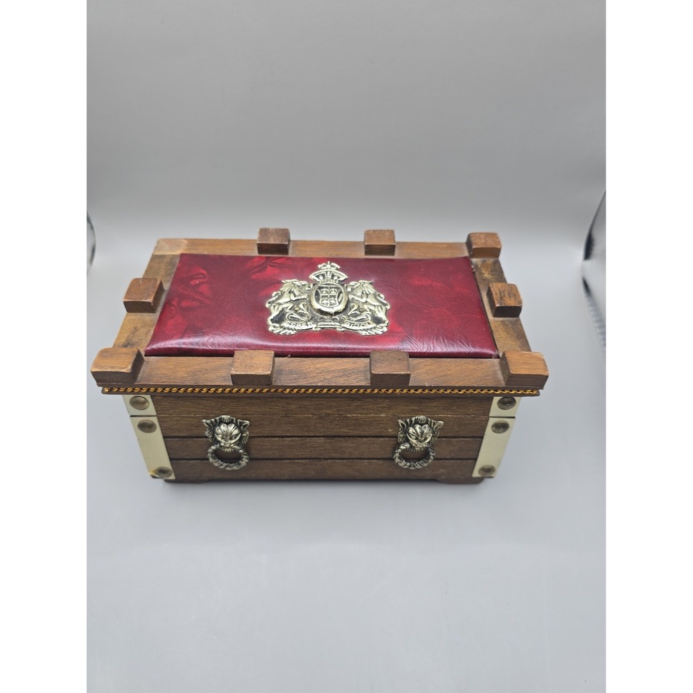 Vintage Bijou Valet Jewelry Trinket Box Wood Lion Head Pulls Crest Emblem